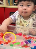 11203漂亮的小金魚在水裡游來游去，寶寶來撈魚囉！