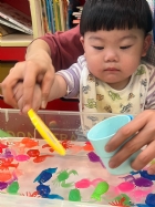 11203漂亮的小金魚在水裡游來游去，寶寶來撈魚囉！