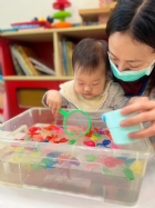 11203漂亮的小金魚在水裡游來游去，寶寶來撈魚囉！