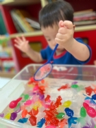 11203漂亮的小金魚在水裡游來游去，寶寶來撈魚囉！