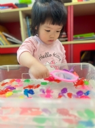 11203漂亮的小金魚在水裡游來游去，寶寶來撈魚囉！