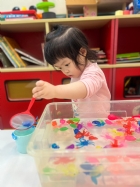 11203漂亮的小金魚在水裡游來游去，寶寶來撈魚囉！