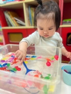 11203漂亮的小金魚在水裡游來游去，寶寶來撈魚囉！