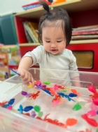 11203漂亮的小金魚在水裡游來游去，寶寶來撈魚囉！