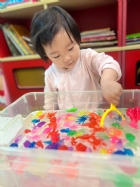 11203漂亮的小金魚在水裡游來游去，寶寶來撈魚囉！