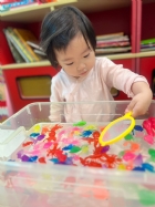 11203漂亮的小金魚在水裡游來游去，寶寶來撈魚囉！